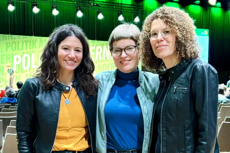 Die 3 grünen Stadträtinnen Filiz Keküllüoğlu, Annika Gerold, Dr. Claudia Leistner stehen nebeneinander und blicken lächelnd in die Kamera