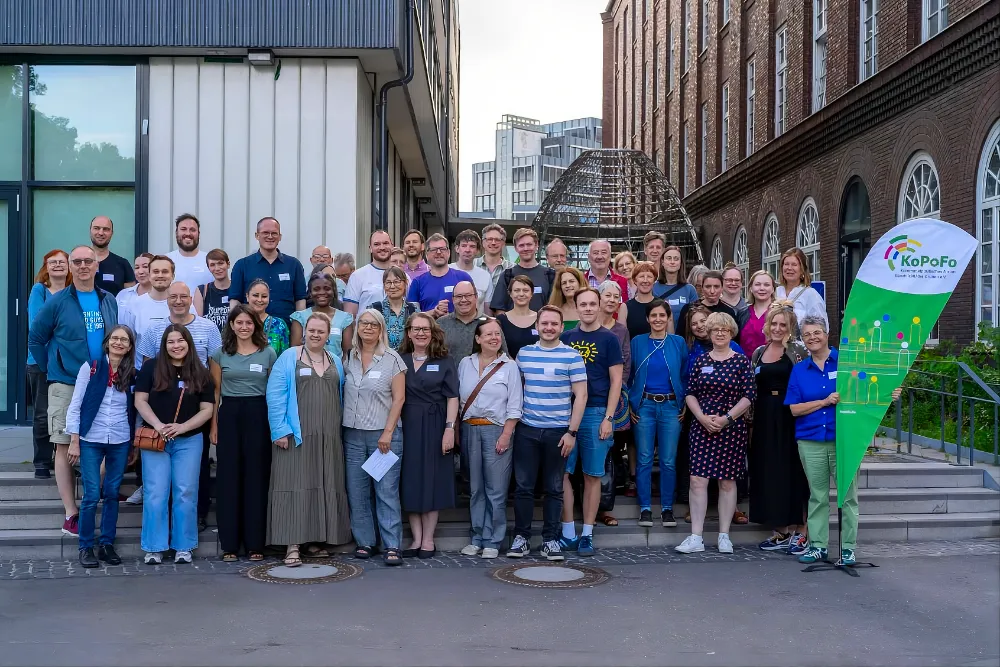 Gruppenfoto mit Mitgliedern des Vereins KoPoFo vor einem Gebäude