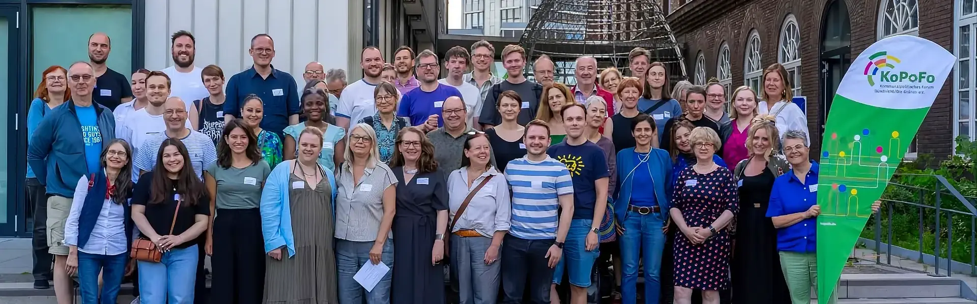 Gruppenfoto mit Mitgliedern des Vereins KoPoFo vor einem Gebäude
