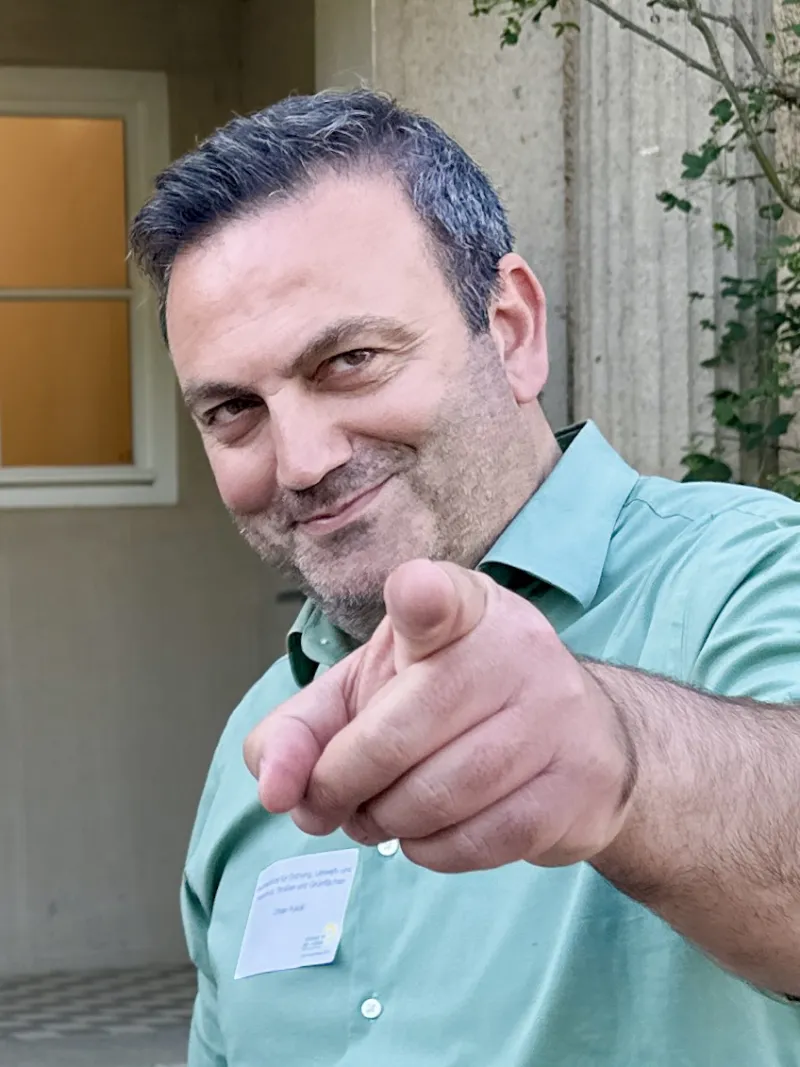 Der grüne Stadtrat Urban Aykal zeigt mit dem Finger direkt in die Kamera